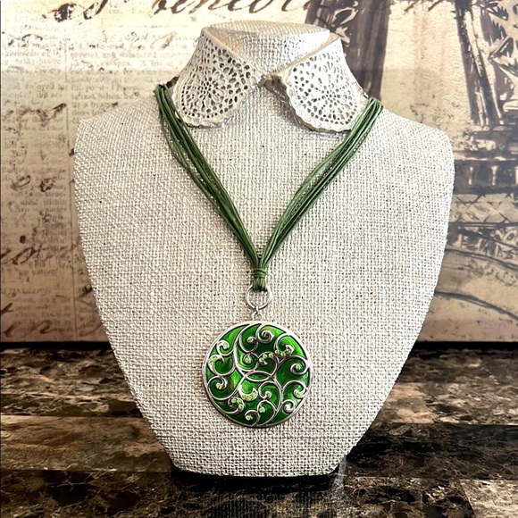 Jewelry - Green Pendant Necklace EUC